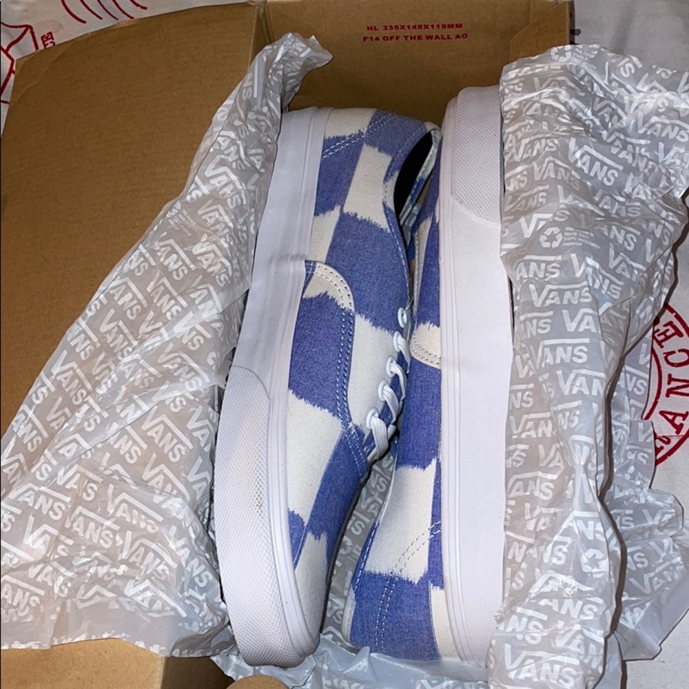 Vans - Picture 7 of 9